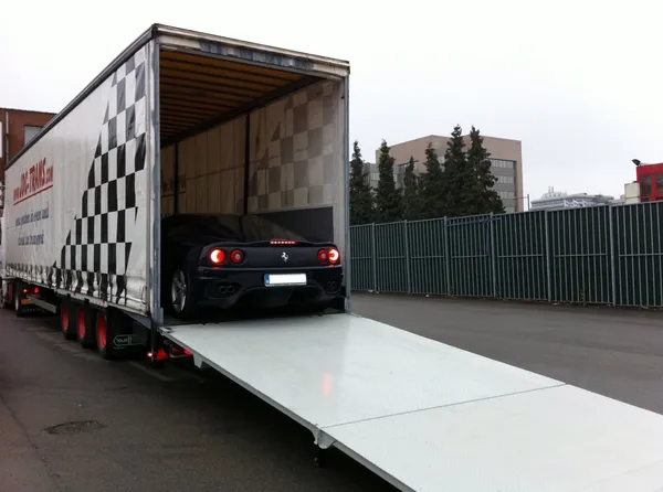 Ferrari F360 saliendo de un camión cerrado exclusivo JDC-Trans