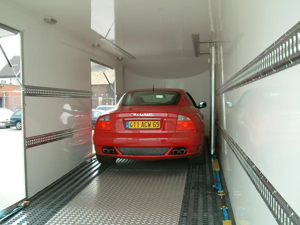 Maserati 4200 GT rojo dentro de un camión cerrado JDC-Trans