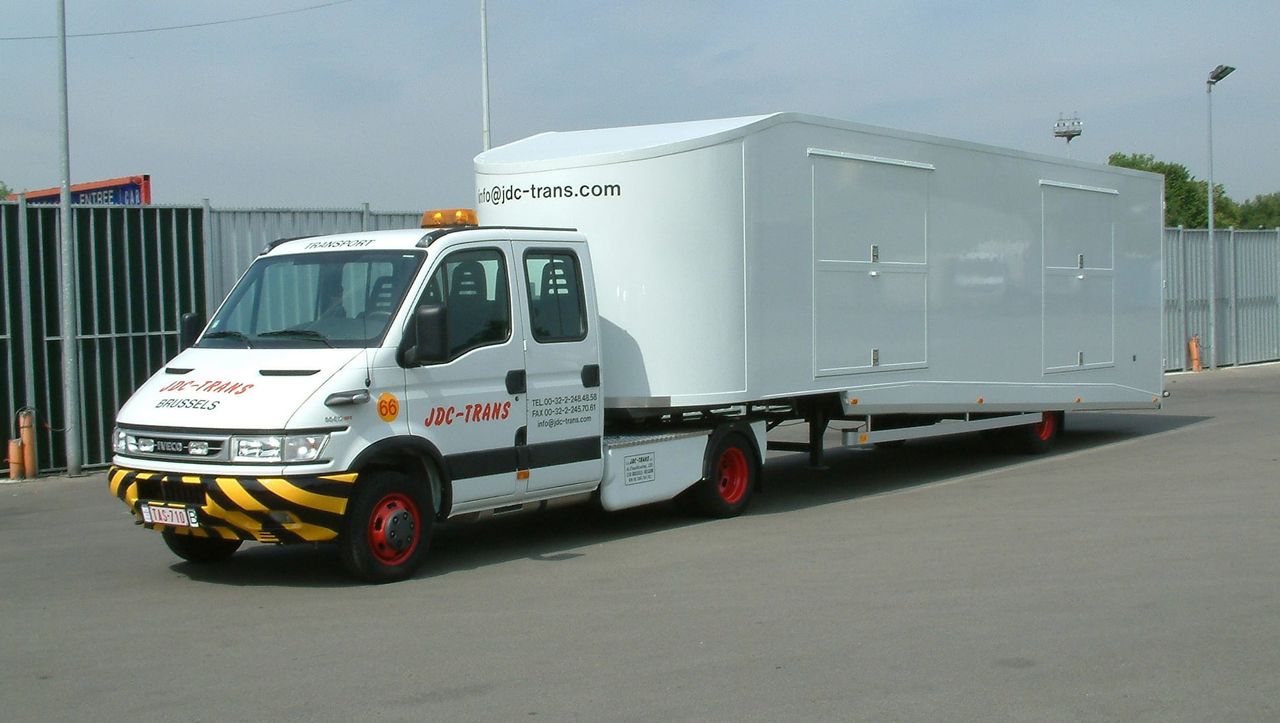 Exclusieve gesloten JDC-Trans-vrachtwagen Iveco met geprofileerde witte aerodynamische oplegger