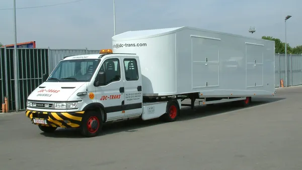 Pequeño camión cerrado JDC-Trans Iveco con remolque perfilado