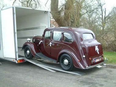 Voiture ancienne décorée pour un mariage déchargée d'un camion fermé JDC-Trans