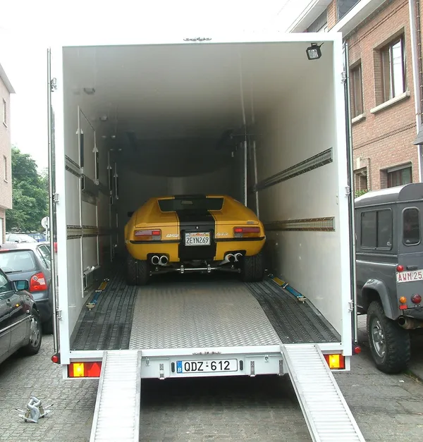 De Tomaso Pantera amarillo cargado en un camión cerrado JDC-Trans