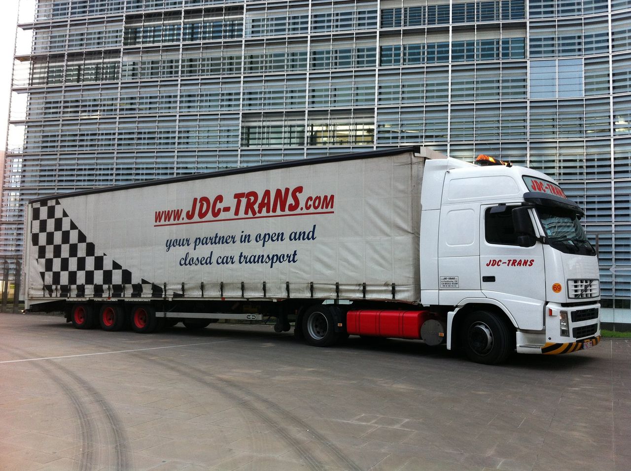 Volvo FH JDC-Trans met gesloten dekzeiloplegger — your partner in open and closed car transport