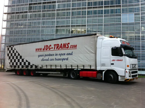 Camión JDC-Trans signature: your partner in open and closed car transport