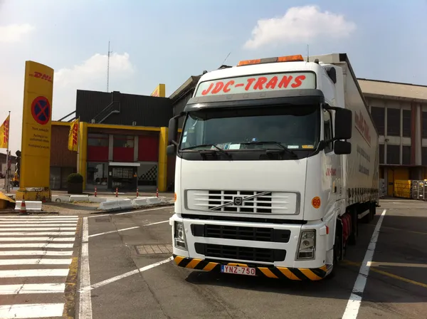 Camión JDC-Trans Volvo FH estacionado en Bruselas