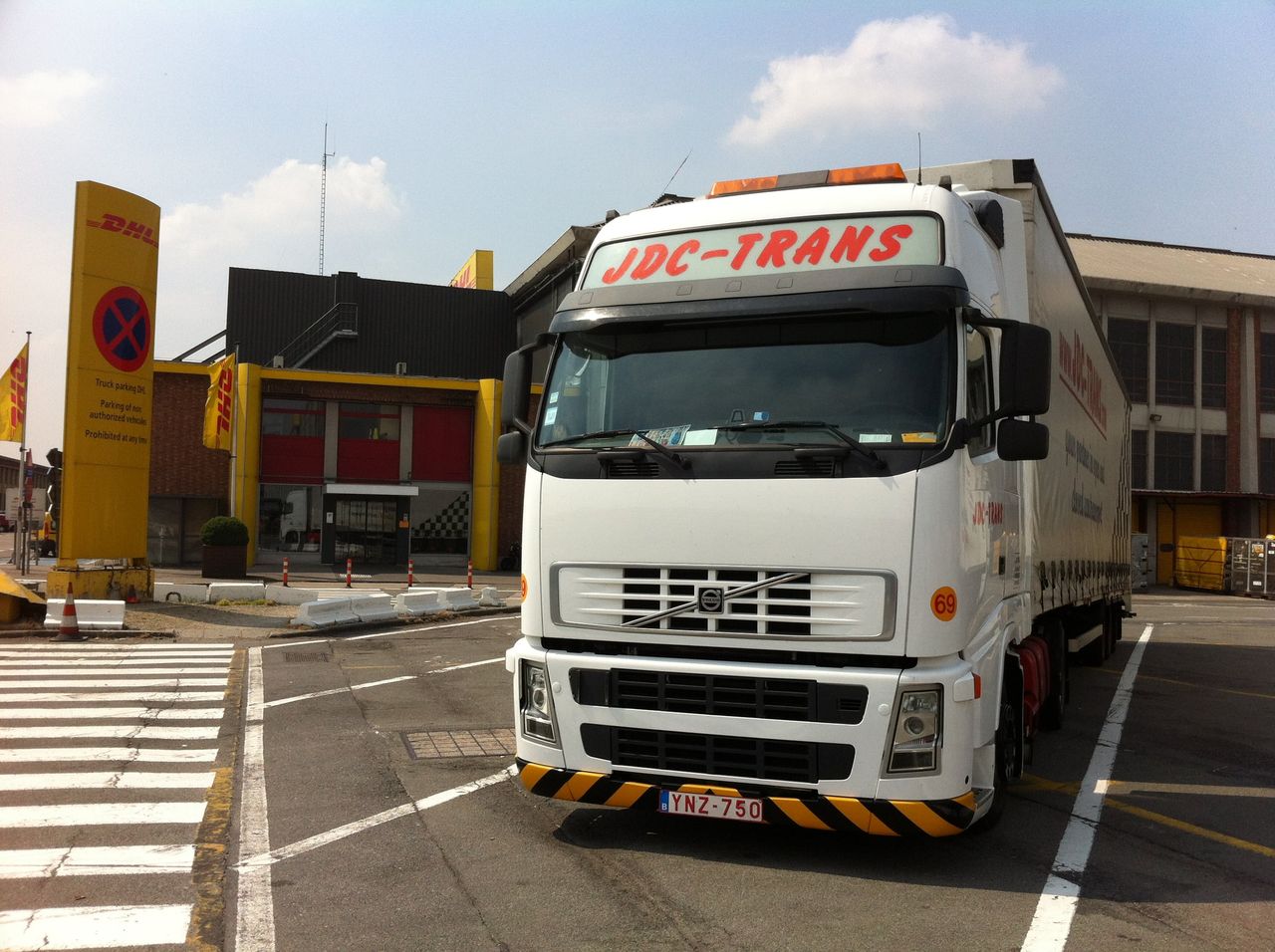 Camion JDC-Trans Volvo FH stationné à Bruxelles