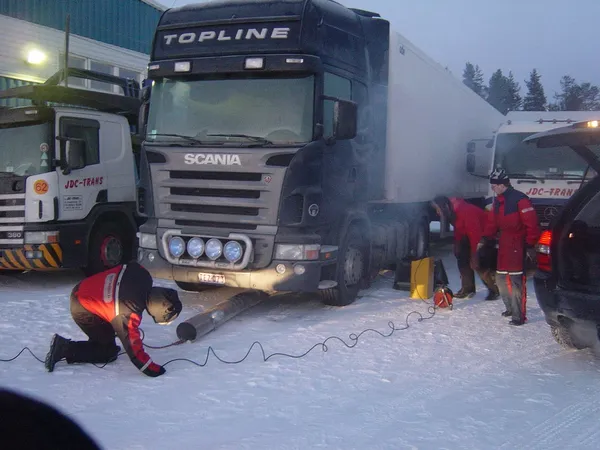 Equipo JDC-Trans con chalecos rojos sobre Scania en Escandinavia