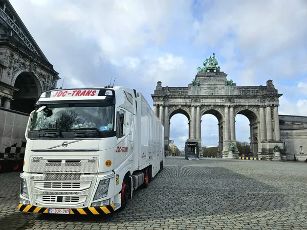 Camión cerrado exclusivo JDC-Trans Volvo FH estacionado frente al Arco del Cincuentenario en Bruselas