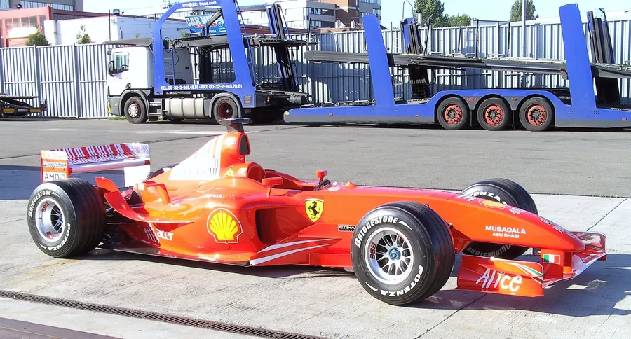 Ferrari F1 frente a un camión JDC-Trans antes del transporte