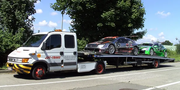 Plataforma JDC-Trans Iveco transportando dos coches de carreras
