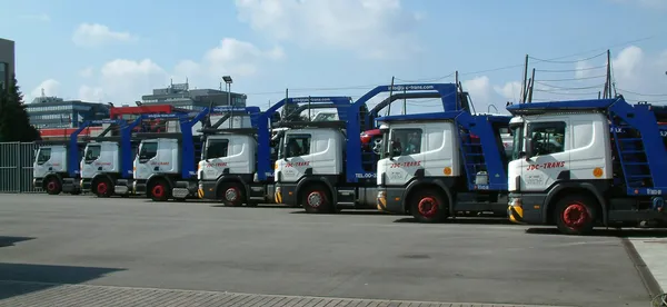Panorama de 7 camiones JDC-Trans alineados en el depósito con bastidores LOHR