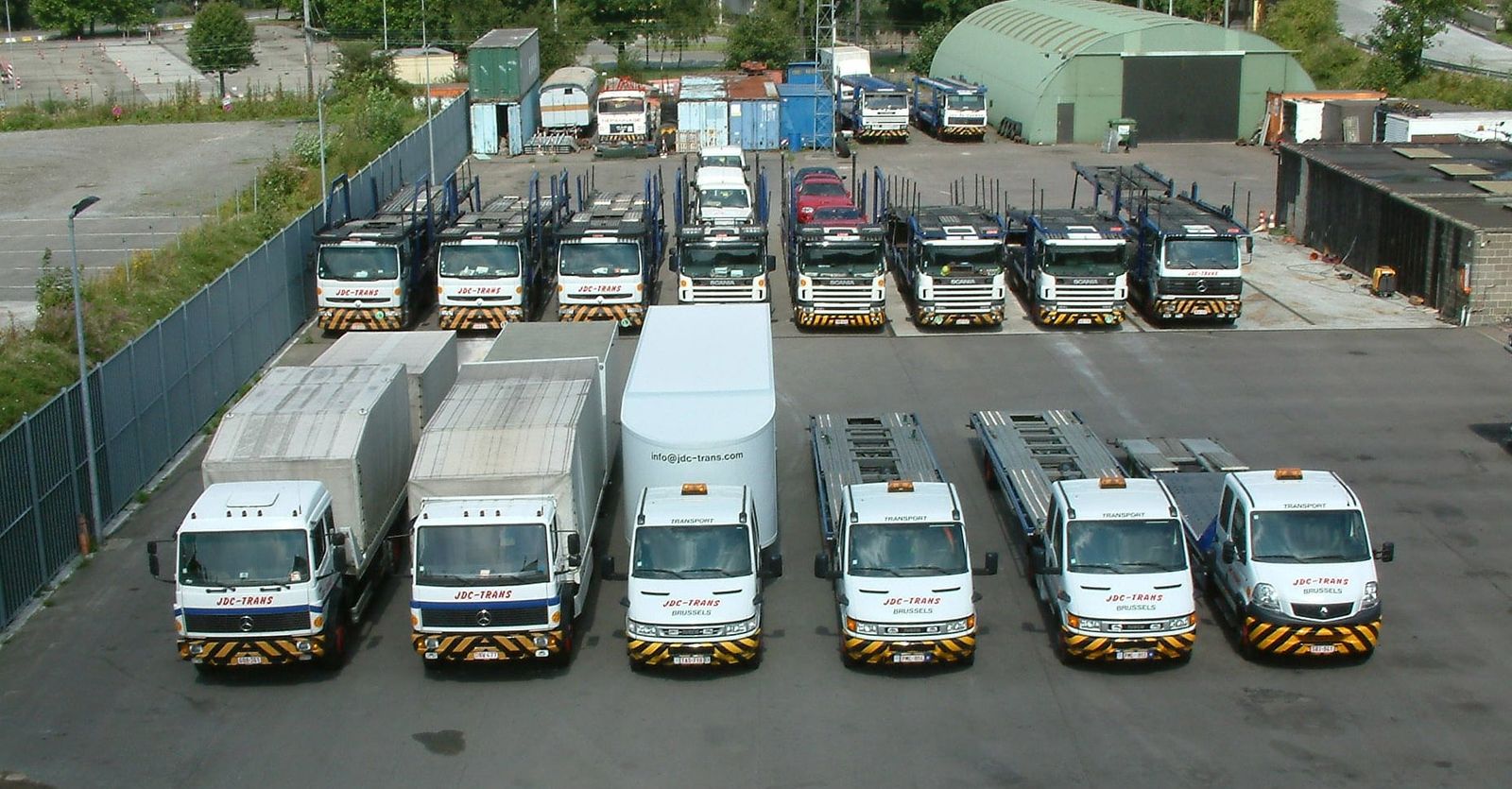 Luchtfoto van het JDC-Trans-depot in Brussel met de volledige vloot opgesteld