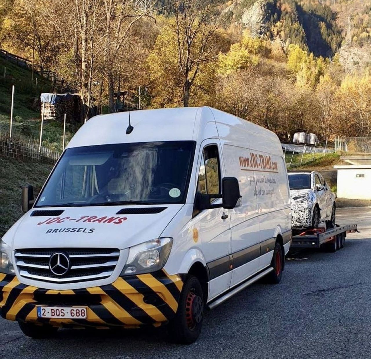 JDC-Trans Mercedes Sprinter-autotransportbusje met aanhanger, levering in de bergen