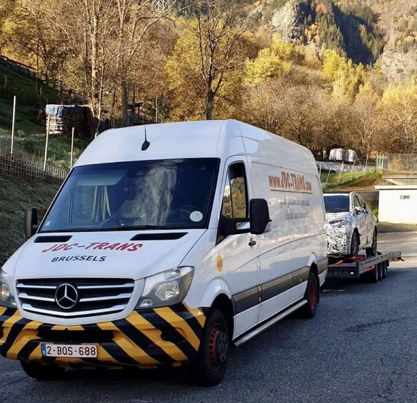Furgón portavehículos JDC-Trans Mercedes Sprinter con remolque, entrega otoñal en montaña