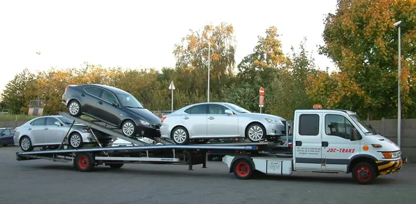 Plataforma JDC-Trans Iveco transportando Lexus IS en luz otoñal