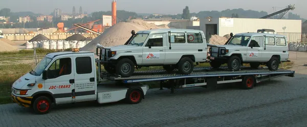 Plataforma JDC-Trans Iveco transportando dos Land Cruisers de Médicos Sin Fronteras, panorama Bruselas
