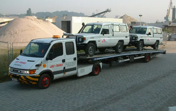 Plataforma JDC-Trans Iveco cargada de Toyota Land Cruisers de Médicos Sin Fronteras