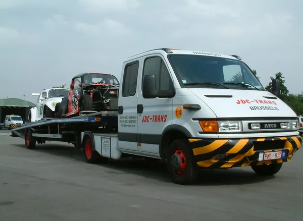 Plataforma JDC-Trans Iveco transportando un VW Escarabajo de carreras