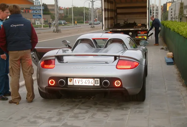 Entrega de un Porsche Carrera GT al hotel Thermae Palace por JDC-Trans