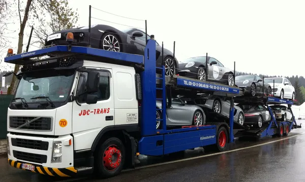 Plataforma abierta double-deck JDC-Trans cargada de Porsches