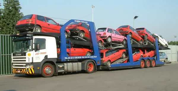 Plataforma abierta JDC-Trans Scania cargada de 9 vehículos rojos