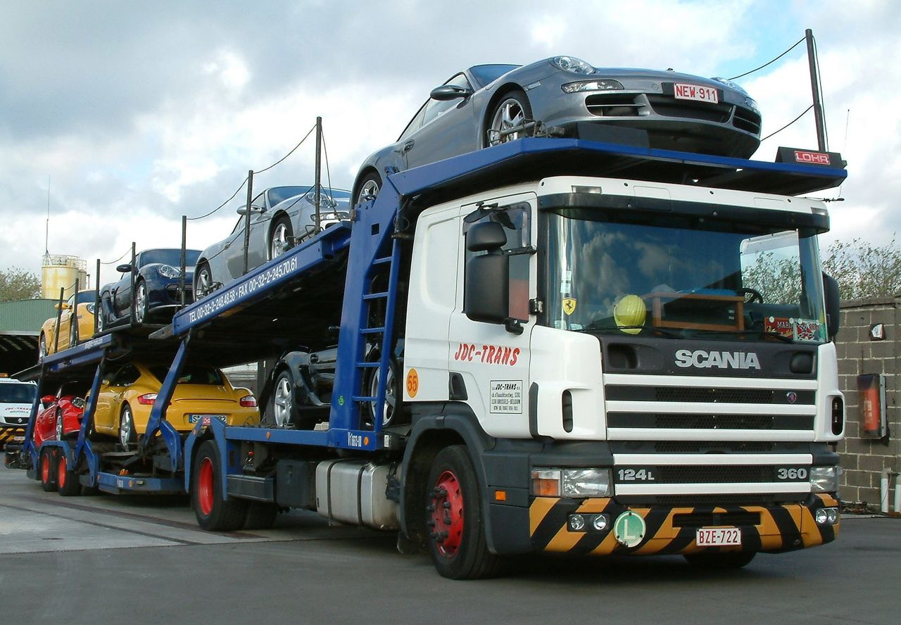 Plateau ouvert JDC-Trans Scania chargé de Porsches