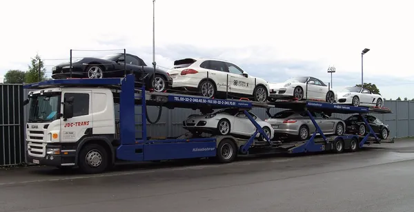 Plataforma JDC-Trans Scania cargada de Porsches premium para concesionario