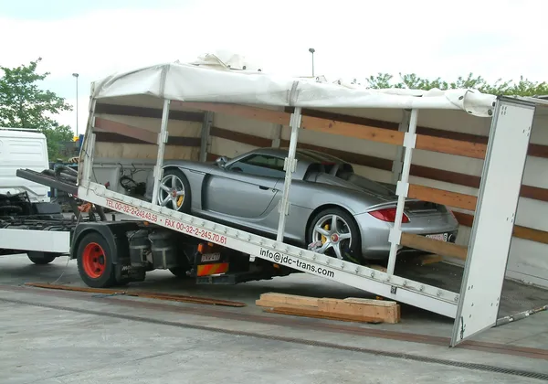Porsche Carrera GT en descarga desde un camión cerrado JDC-Trans