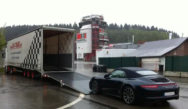 Camion fermé exclusif JDC-Trans à Spa-Francorchamps chargeant une Porsche 911 Carrera S