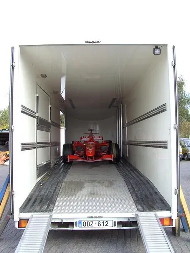 Photographie d'archive d'un camion JDC-Trans en transport
