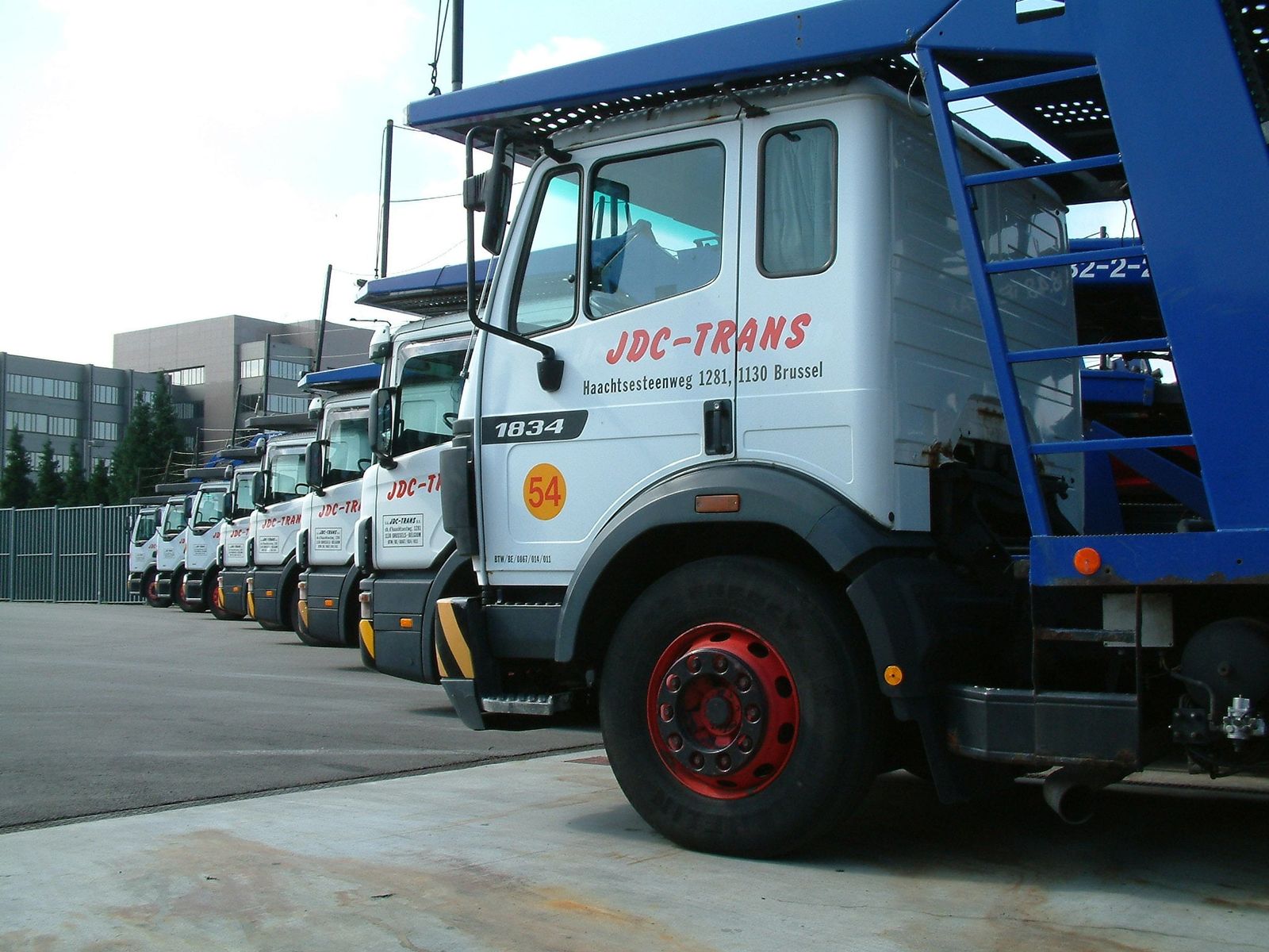 Cabines van de JDC-Trans-vloot opgesteld in het Brusselse depot met blauwe LOHR-frames
