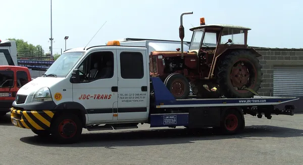 Furgón portavehículos JDC-Trans Iveco Daily transportando un tractor antiguo