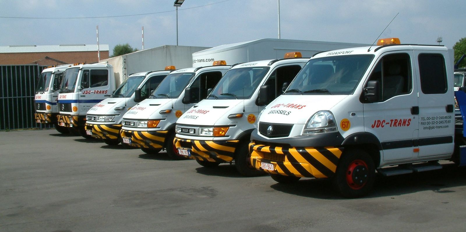 Rij van 7 JDC-Trans-autotransportbusjes