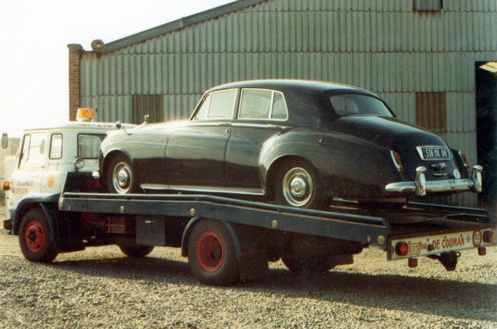 Camion originale Dépannage Jos De Cooman che trasporta una Rolls-Royce, fotografia d'archivio