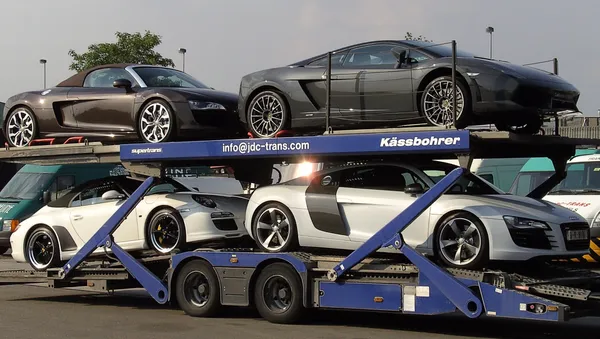 Plataforma Kässbohrer JDC-Trans cargada de Audi R8 y Lamborghini Gallardo, archivo