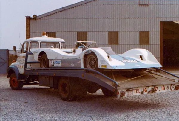 Prototipo de carreras transportado por JDC-Trans, fotografía de archivo