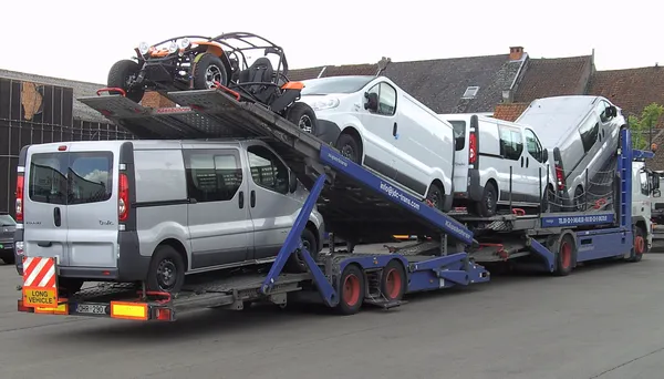 Plataforma abierta JDC-Trans cargada de Renault Trafic y un quad, fotografía de archivo
