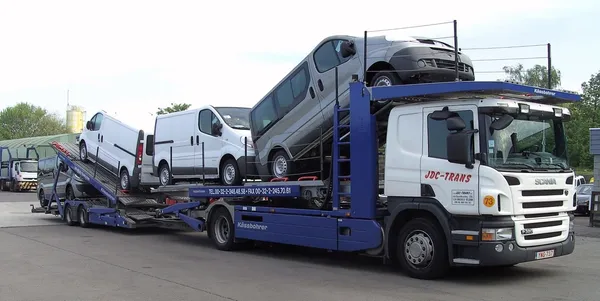 Plataforma Scania JDC-Trans con remolque Kässbohrer cargada de furgonetas Renault Trafic, archivo
