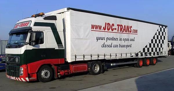 Camión cerrado Volvo FH JDC-Trans signature con eslogan « your partner in open and closed car transport », archivo
