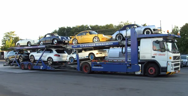 Plataforma Volvo FM JDC-Trans cargada de Porsches clásicos (911 Carrera RS amarillo, 356, Cayenne), archivo