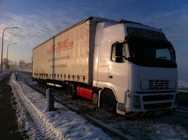Camion fermé exclusif JDC-Trans en convoi européen