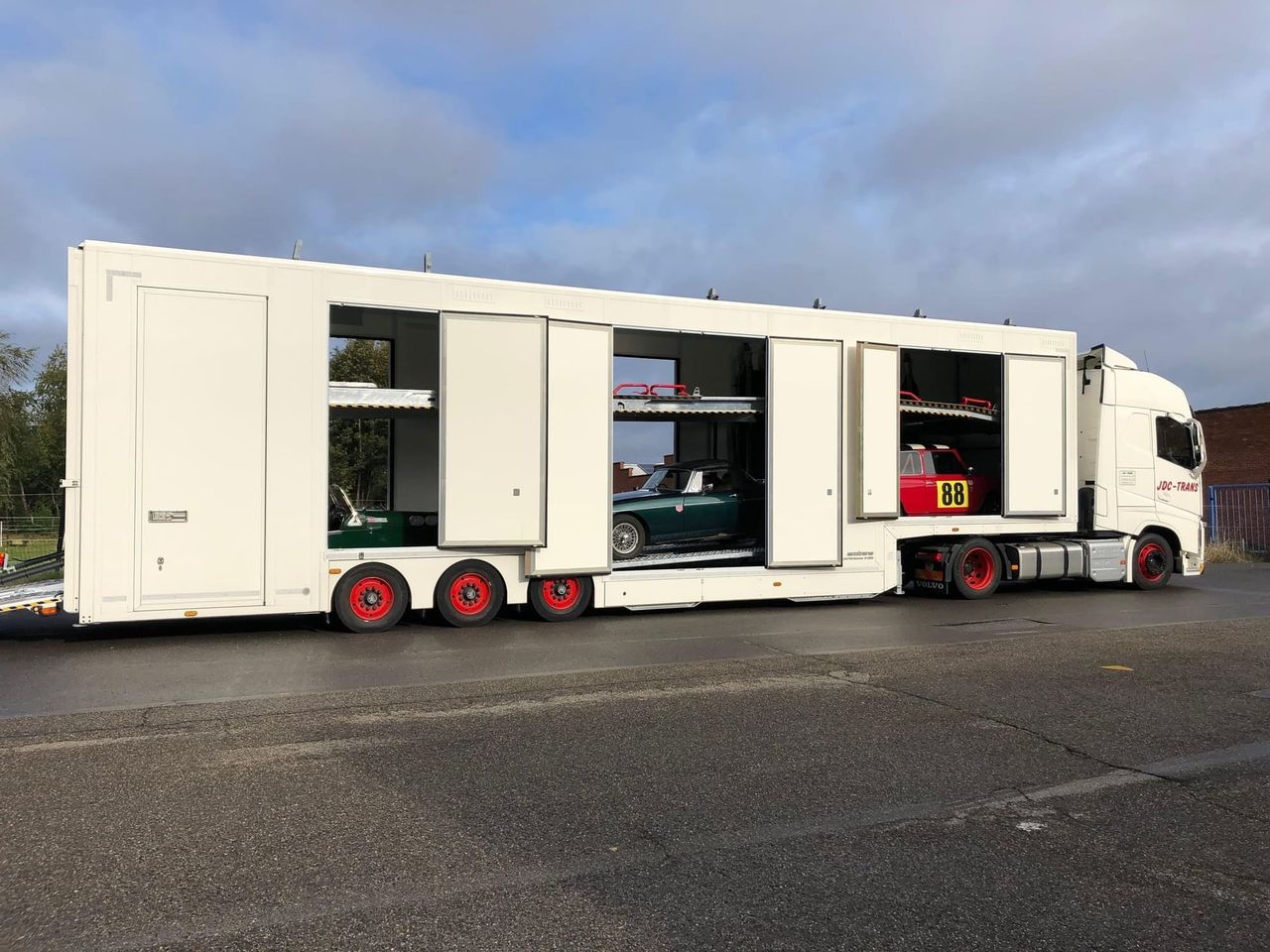 Intérieur d'un camion fermé exclusif JDC-Trans avec voitures sanglées