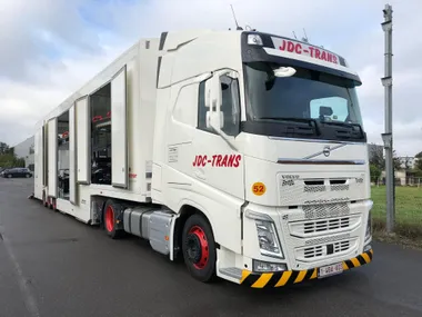 Camion fermé exclusif JDC-Trans transportant des oldtimers vers le Royaume-Uni