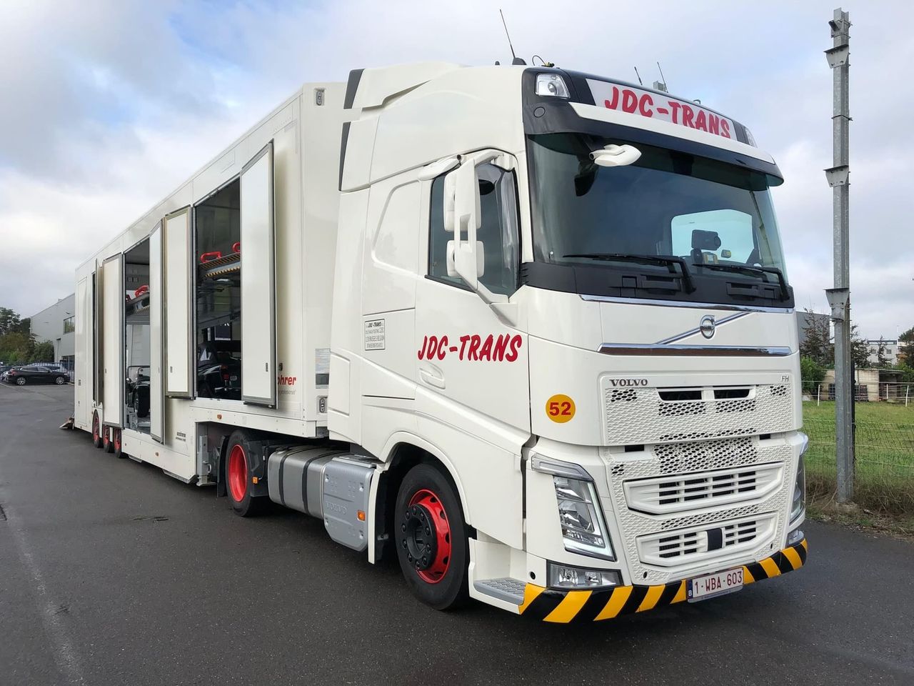 Exclusieve gesloten JDC-Trans-vrachtwagen Volvo FH + Kässbohrer double-deck die oldtimers naar het Verenigd Koninkrijk vervoert