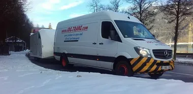 Camion ouvert JDC-Trans sur route enneigée en Finlande