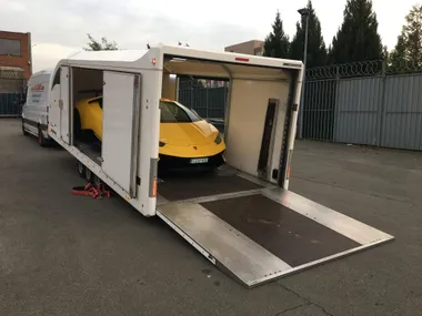 Opération JDC-Trans, vue extérieure du dépôt à Bruxelles